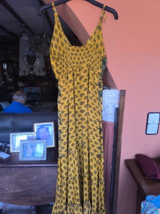 Vestido amarillo con estampado floral