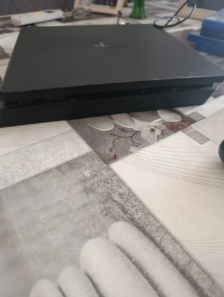 PS4 Negra con Mando y 7 Juegos