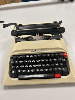 Máquina de escribir Olivetti Lettera 12
