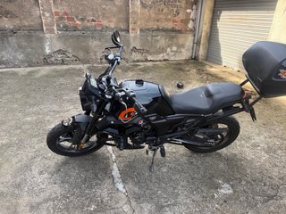 Zontes Moto Negra y Naranja