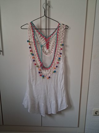Vestido playero blanco con abalorios