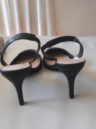 ZAPATO PIEL DESTALONADO TACÓN FINO ZENDRA T39