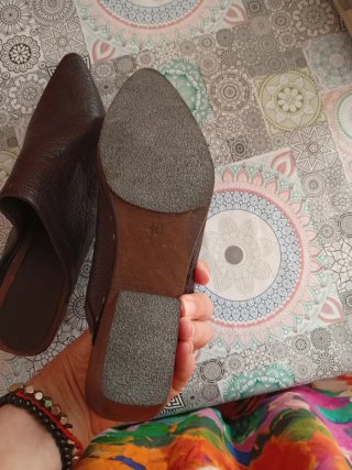 Zuecos de piel marrones