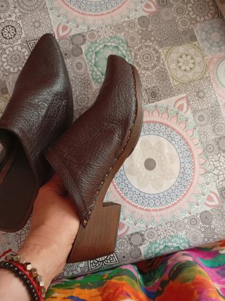 Zuecos de piel marrones