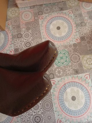 Zuecos de piel marrones