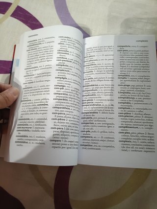 Diccionario bilingüe esencial: Latino-Español /...