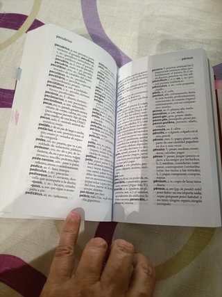 Diccionario bilingüe esencial: Latino-Español /...