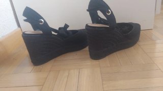Cuñas esparto negras atadas a la pierna