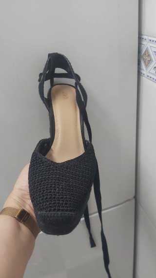 Cuñas esparto negras atadas a la pierna