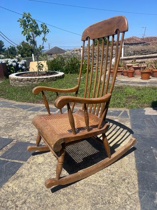 Mecedora de madera con asiento de ratán Tengo dos.