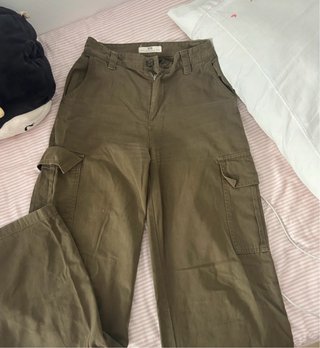 Pantalones cargo verde y top marrón