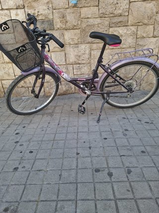 Bicicleta morada infantil con cesta