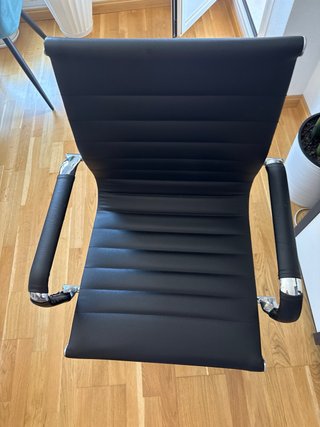 Silla de oficina negra y plateada