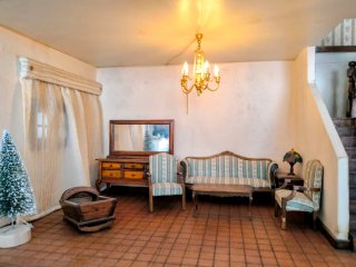 Casa de muñecas antigua