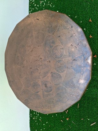 Mesa antigua de cobre y madera