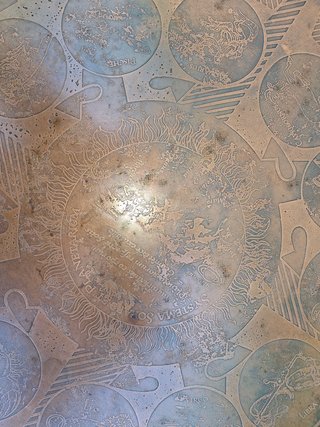 Mesa antigua de cobre y madera