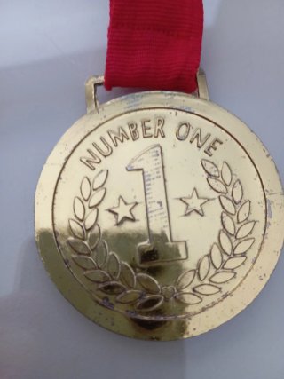 Medalla deportiva dorada y plateada