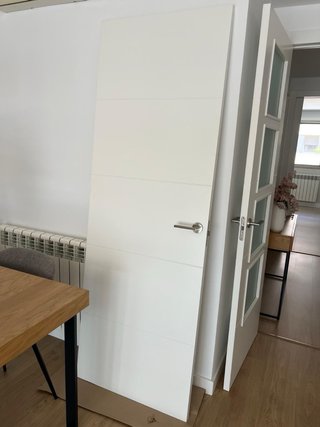 Puerta lacada blanca moderna, medida 209 x 72,3
