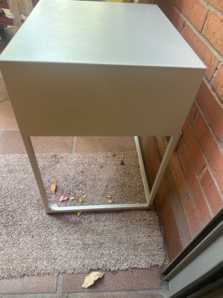Mesa auxiliar blanca con cajón