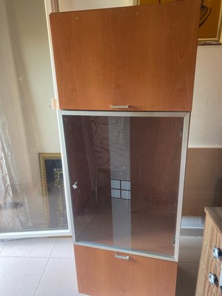 Armario de madera y cristal