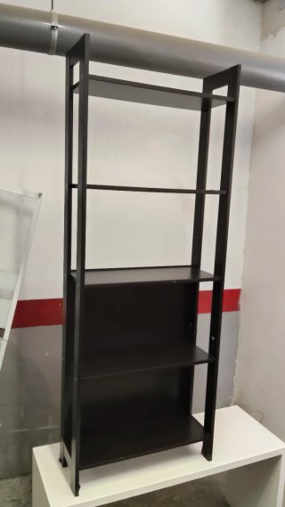 Estantería negra de madera