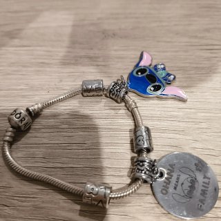 Pulsera Pandora con charms de Stitch