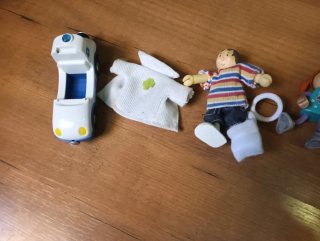 Familia de juguete con ambulancia