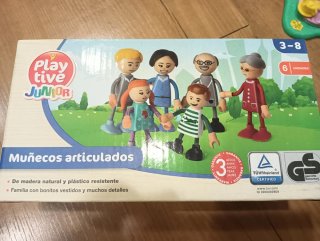 Familia de juguete con ambulancia