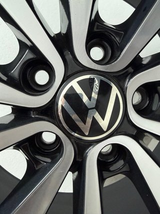 Juego de 4 llantas VW 17" con neumáticos.