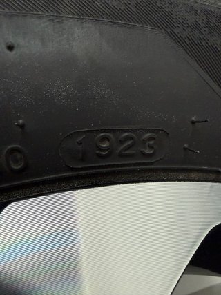Juego de 4 llantas VW 17" con neumáticos.