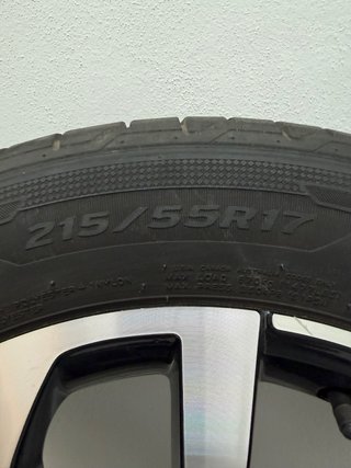 Juego de 4 llantas VW 17" con neumáticos.