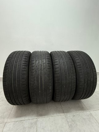 Juego de 4 llantas VW 17" con neumáticos.