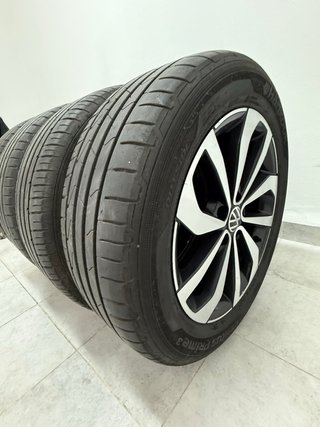 Juego de 4 llantas VW 17" con neumáticos.