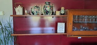 Mueble de salón de madera y cristal