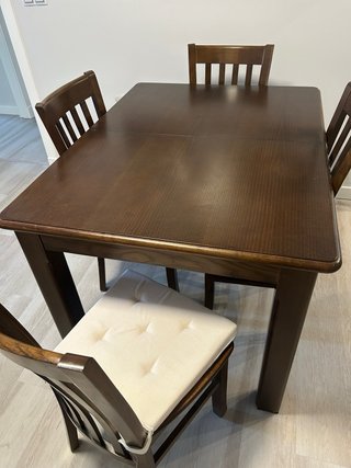 Mesa extensible y 4 sillas comedor madera