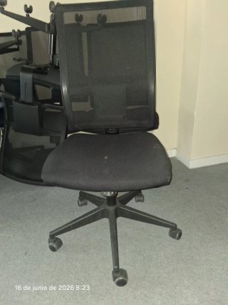 Silla de oficina ergonómica negra