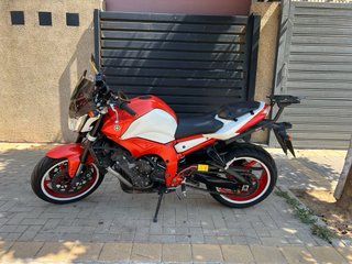 YAMAHA FZ1 Naked Roja y Blanca