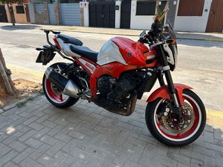 YAMAHA FZ1 Naked Roja y Blanca