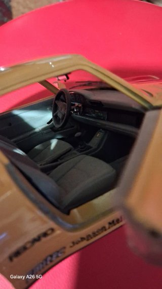 Porsche 911 Carrera 1:18 (senza ruote)