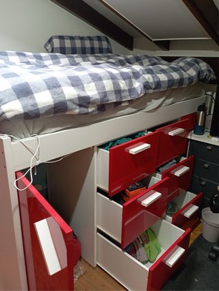 Cama con cajones y armario a juego.