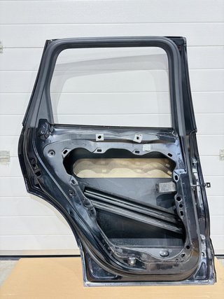 Puerta trasera izquierda Porsche Cayenne 2010-2014 7P0833311