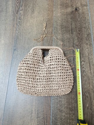 Bolso de rafia beige con cadena dorada