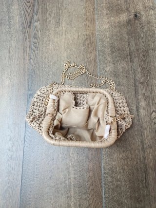 Bolso de rafia beige con cadena dorada