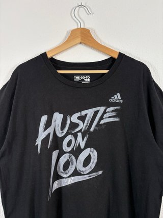 Camiseta Adidas Negra Hustle On 100
