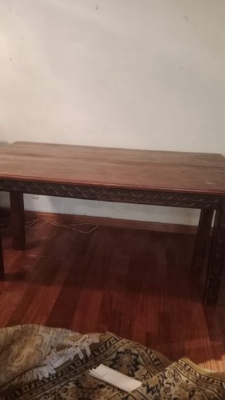 Mueble de salón de madera con vitrina