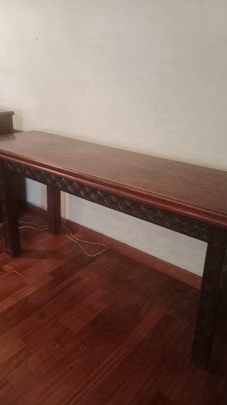 Mueble de salón de madera con vitrina