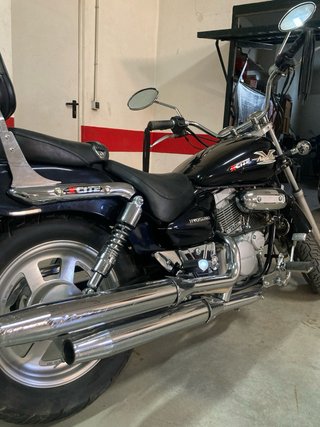 Hyosung Aquila GV125 Custom Negra