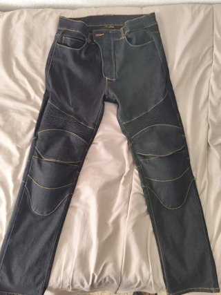 Pantalón motero negro estilo vaquero