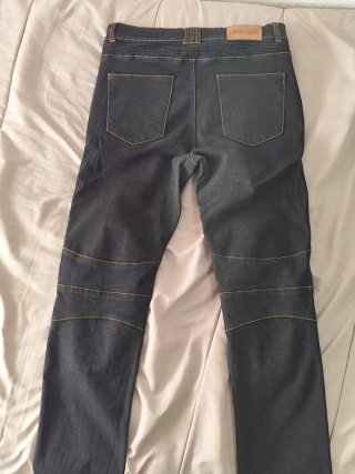 Pantalón motero negro estilo vaquero