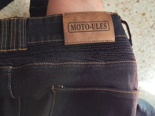Pantalón motero negro estilo vaquero